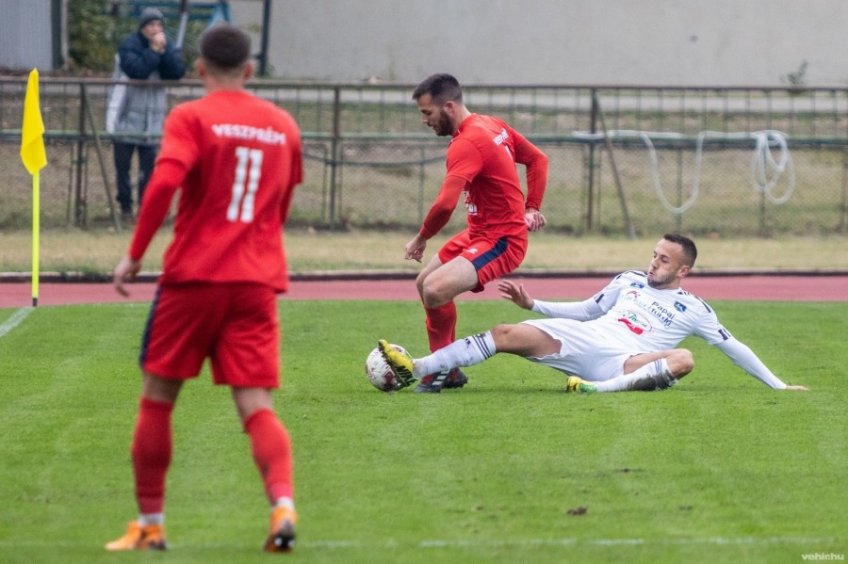 Szörnyű állapotban a stadion gyepe, de a VLS így is két vállra fektette a Füredet